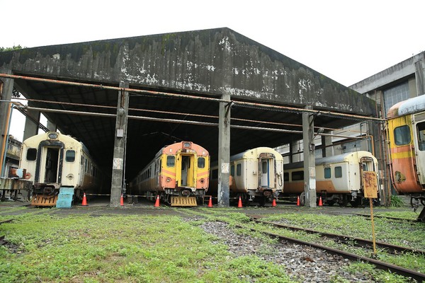 「英國阿婆」，是台灣第一列自強號列車，原本的顏色(左1)因為不易辨識，曾發生事故，由工人塗成花色老虎臉孔(左2)。老列車雖已停駛，仍等待器官捐贈。 圖:文化部／提供