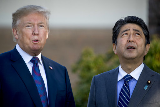 人在日本的美國總統川普（左）6日譴責德州教堂濫射案是可怕的槍擊案，並稱心都碎了。 圖：達志影像／美聯社