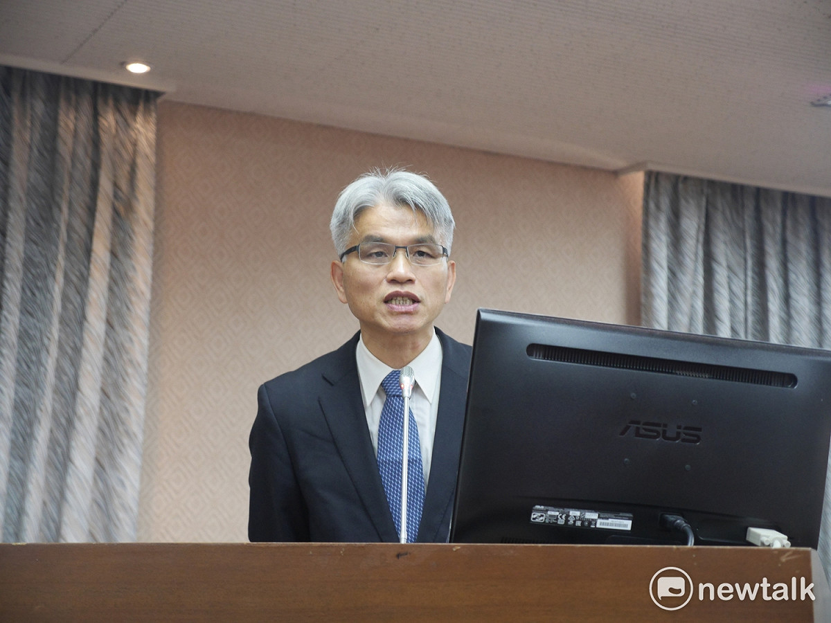 中央選舉委員會今（1）日召開委員會議，審議有關時代力量立委黃國昌所提案制定最低工資法、勞基法複決及安定力量聯盟秘書長游信義所提婚姻定義等3案全國性公民投票案，中選會決議舉行聽證會，釐清相關爭點，將依法定程序發布公告舉行聽證。 圖：趙婉淳／攝
