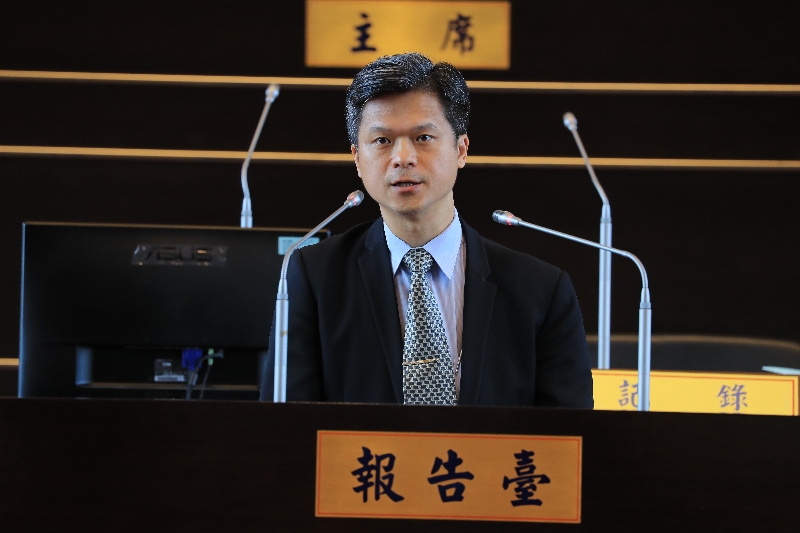 近年夏天氣溫動輒30度以上，國中教室是否該普遍裝設冷氣?對此，台中市教育局長彭富源今(6)日表示，家長對於是否裝設冷氣意見並不一致，而日前教育部已經邀集地方政府研議。 圖：取自台中市新聞局