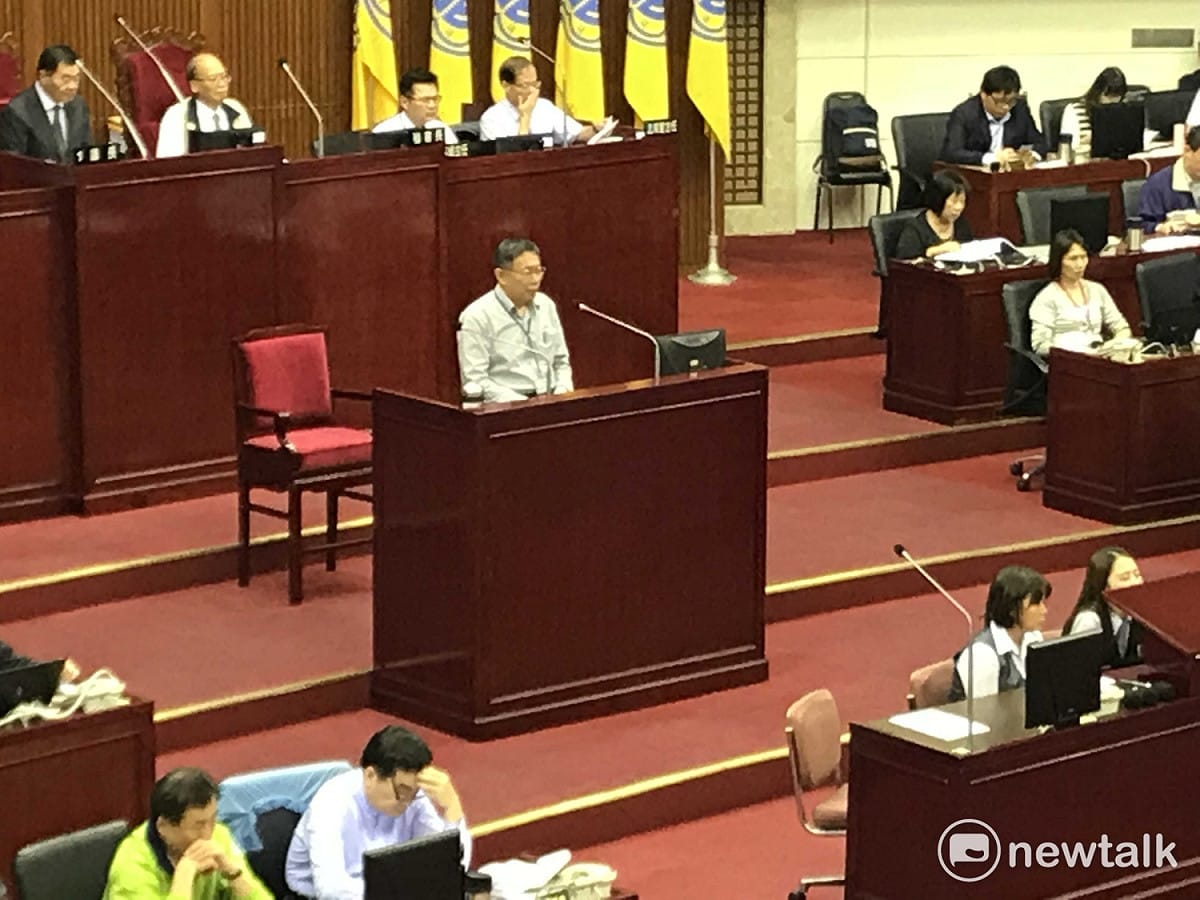 台北市長柯文哲近日開砲縣市舉債問題挨轟，他自嘲「做人失敗」。 圖：周煊惠 / 攝