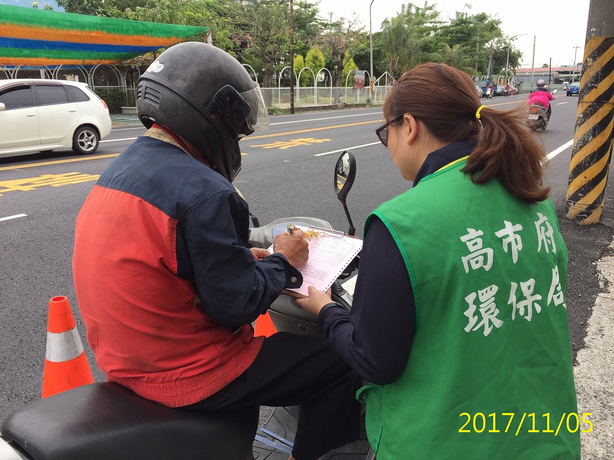 為維護空氣品質，高雄市環保局於橋頭區新興路與隆豐路段實施車輛排煙路邊檢驗。 圖：高雄市環保局提供