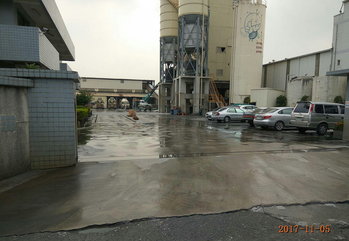 為維護空氣品質，高雄市環保局於公私場所加強車行灑水，避免揚塵飛舞。 圖：高雄市環保局提供