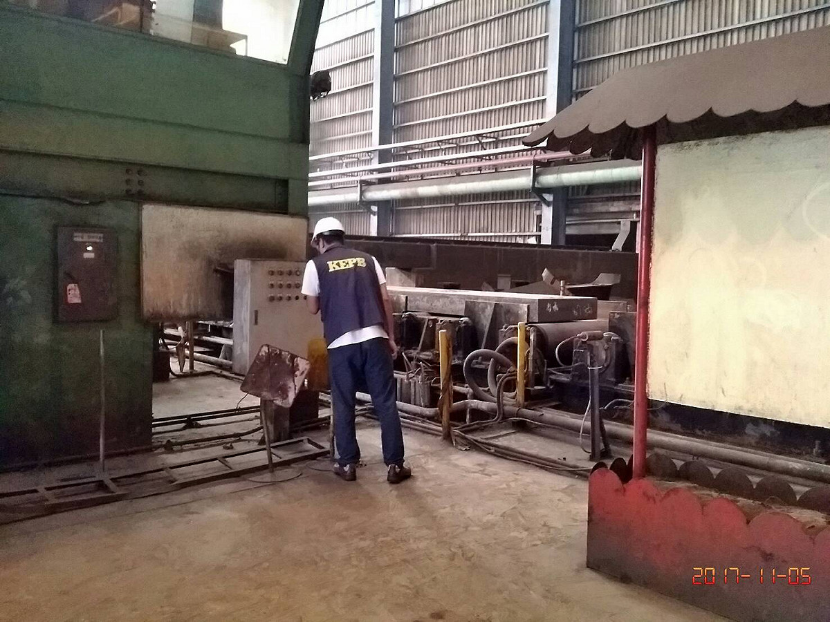 為維護空氣品質，高雄市環保局於鋼鐵廠區巡查。 圖：新頭殼資料畫面