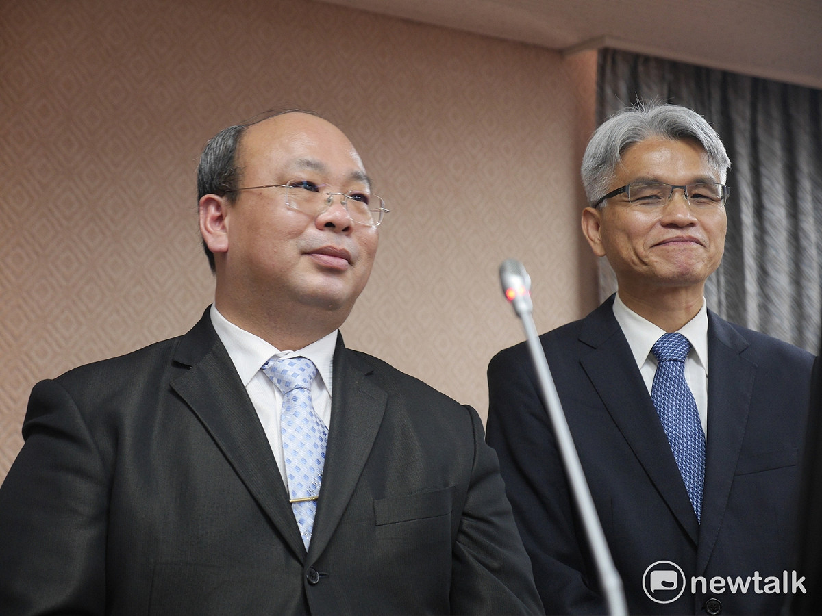 中選會今（1）日召開委員會討論第10屆立委選區變更案。圖為中選會主委陳英鈐（右）、副主委陳朝建（左）。 圖：新頭殼資料照片
