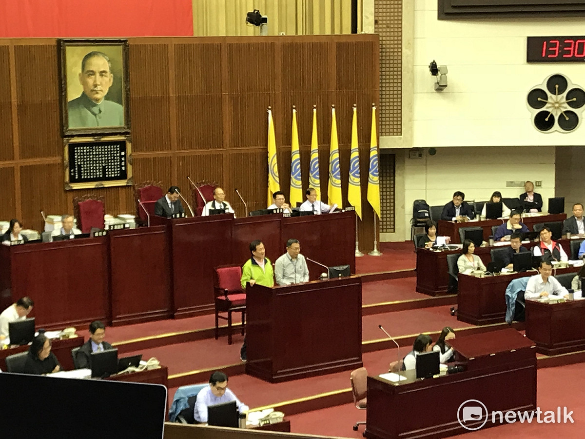 台北市長柯文哲（備詢台右）與台北市副市長陳景峻（備詢台左）接受質詢。 圖：周煊惠 / 攝