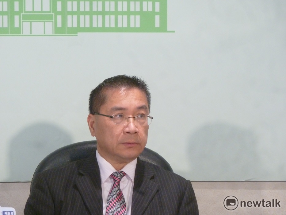 政院發言人徐國勇今（6）日在行政立法協調會報後，轉述一例一休修法共識內容。 圖：謝莉慧/攝