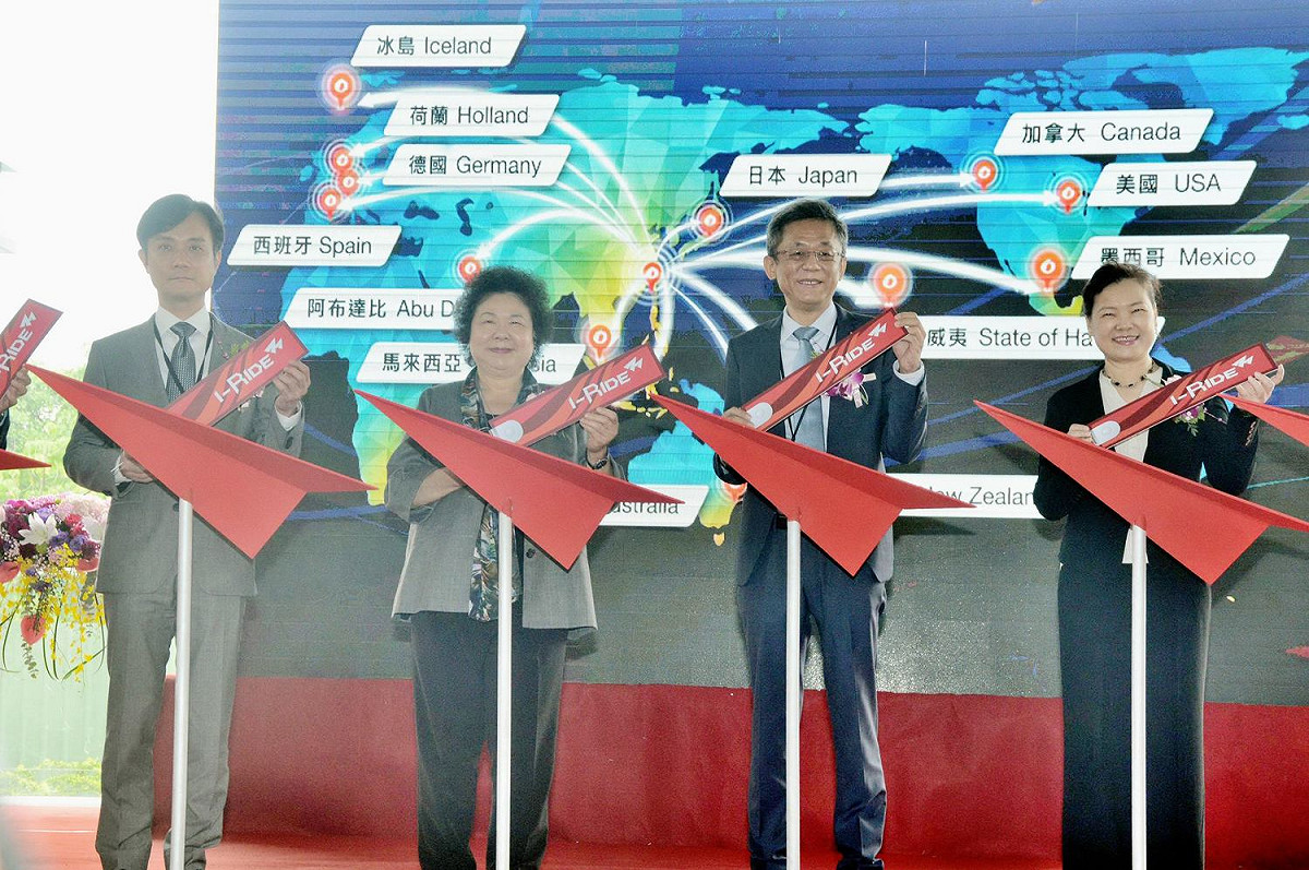 今天開幕典禮現場包括高雄市長陳菊、經濟部次長王美花、行政院南部聯合服務中心執行長黃義佑、加工出口管理處處長黃文谷、中山大學校長鄭英耀等人參加。  圖 : 高雄市政府/ 提供