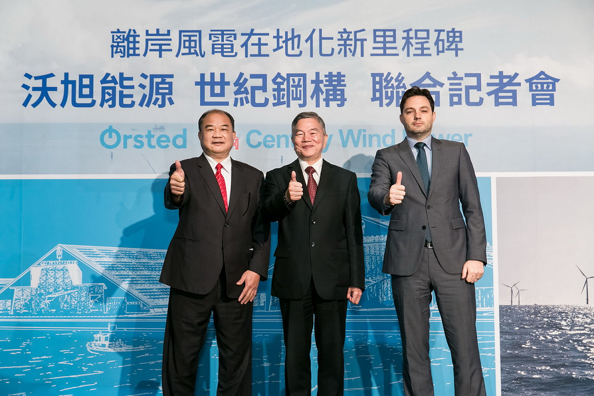 經濟部長沈榮津(中)出席記者會現場並見證沃旭能源亞太區總經理暨台灣董事長柏森文(Matthias Bausenwein)(右)、世紀鋼構董事長賴文祥簽約儀式。 圖：沃旭能源／提供