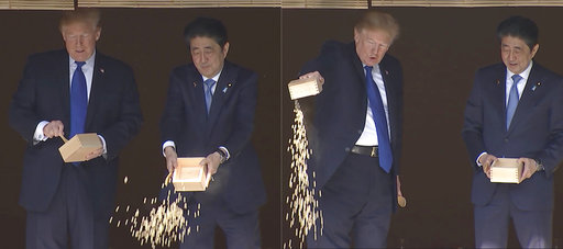 找出原始影片，發現其實一開始是安倍先將飼料倒光，川普只是接著模仿，但媒體大多只轉發川普霸氣餵魚的照片，只能說川普的每個舉動，都受到外界高度關注及檢視。 圖：達志影像／美聯社