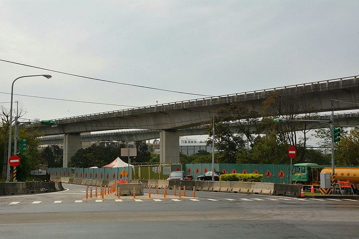 由交通部國道高速公路局辦理「國道1號幼獅交流道改善工程」，工程總經費2億元，將原本的「鑽石型」交流道改為「單點式」交流道，預計明（107）年11月完工。 圖：取自鄭文燦臉書