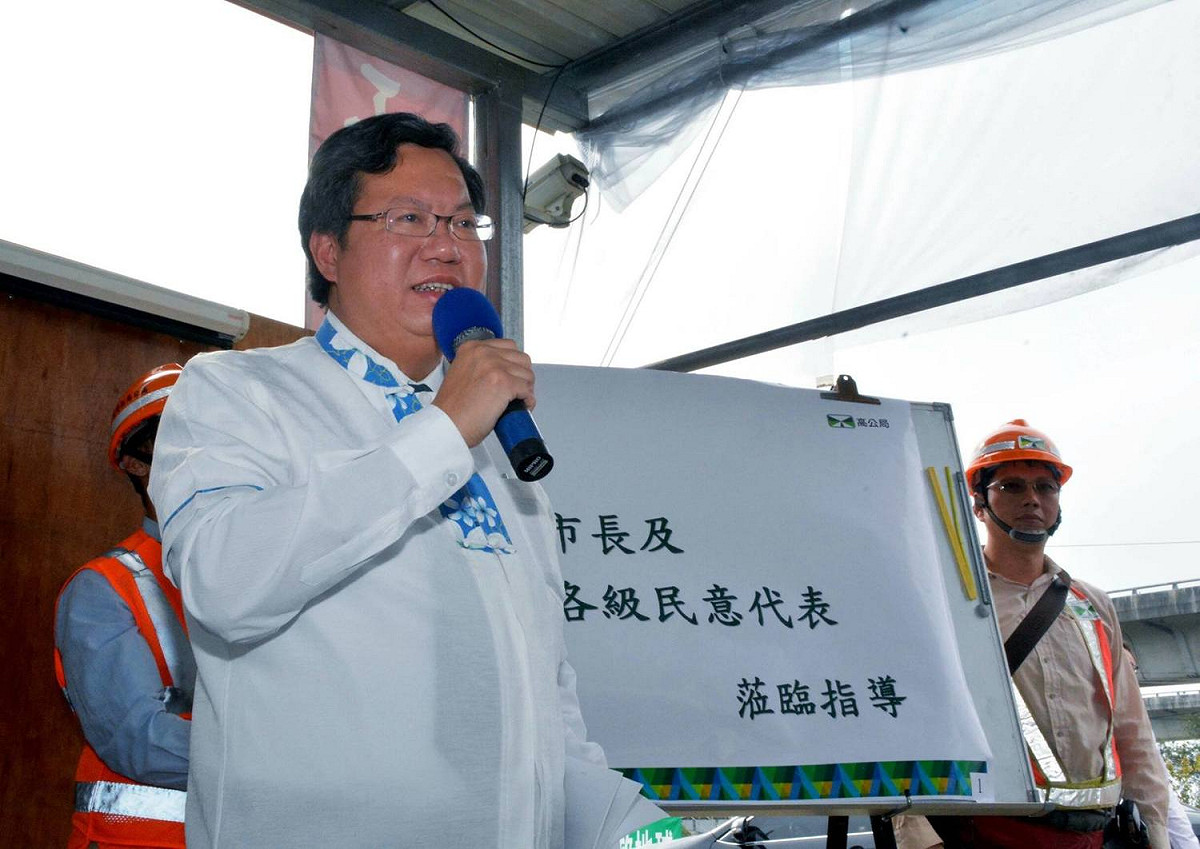 鄭文燦指出，國道1號幼獅交流道匝道與區域道路路口過近，聯絡道路穿越橋容量不足，導致匝道回堵影響國道主線和聯絡道行車品質。 圖：取自鄭文燦臉書