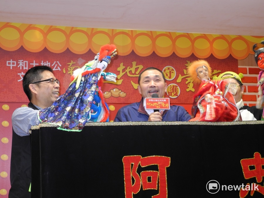 侯友宜（中）與中和區長柯慶忠（左）及阿忠掌中戲團，一起演出布袋戲，演到自己都笑場。 圖：王峻昌/攝