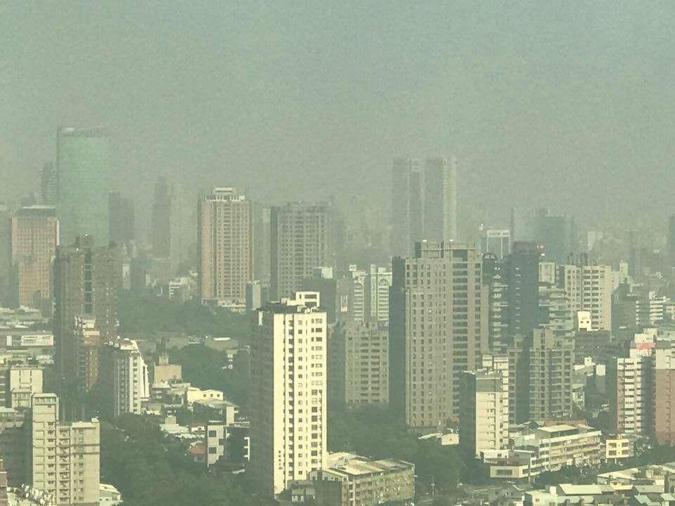 台中火車站對面金沙大樓尖塔隱約可見，雖然昨天有下雨，但四層的山巒一層都看不見。 圖：張美惠/攝