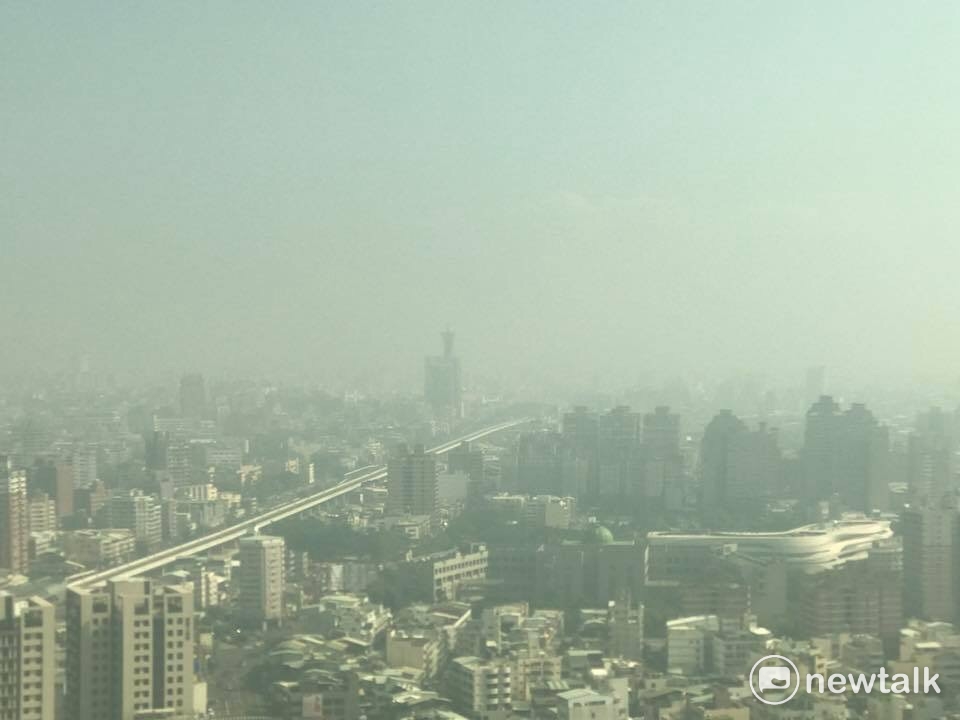 今（7）日西半部處於背風區弱風帶，各地風速低，導致汙染物容易累積。台中市環保局通知台中火力發電廠配合降載減碳，另外，環保局也已啟動二級預警因應措施，於制高點巡查，加強稽查露天燃燒行為，避免空氣品質再度惡化。 圖：張美惠/攝