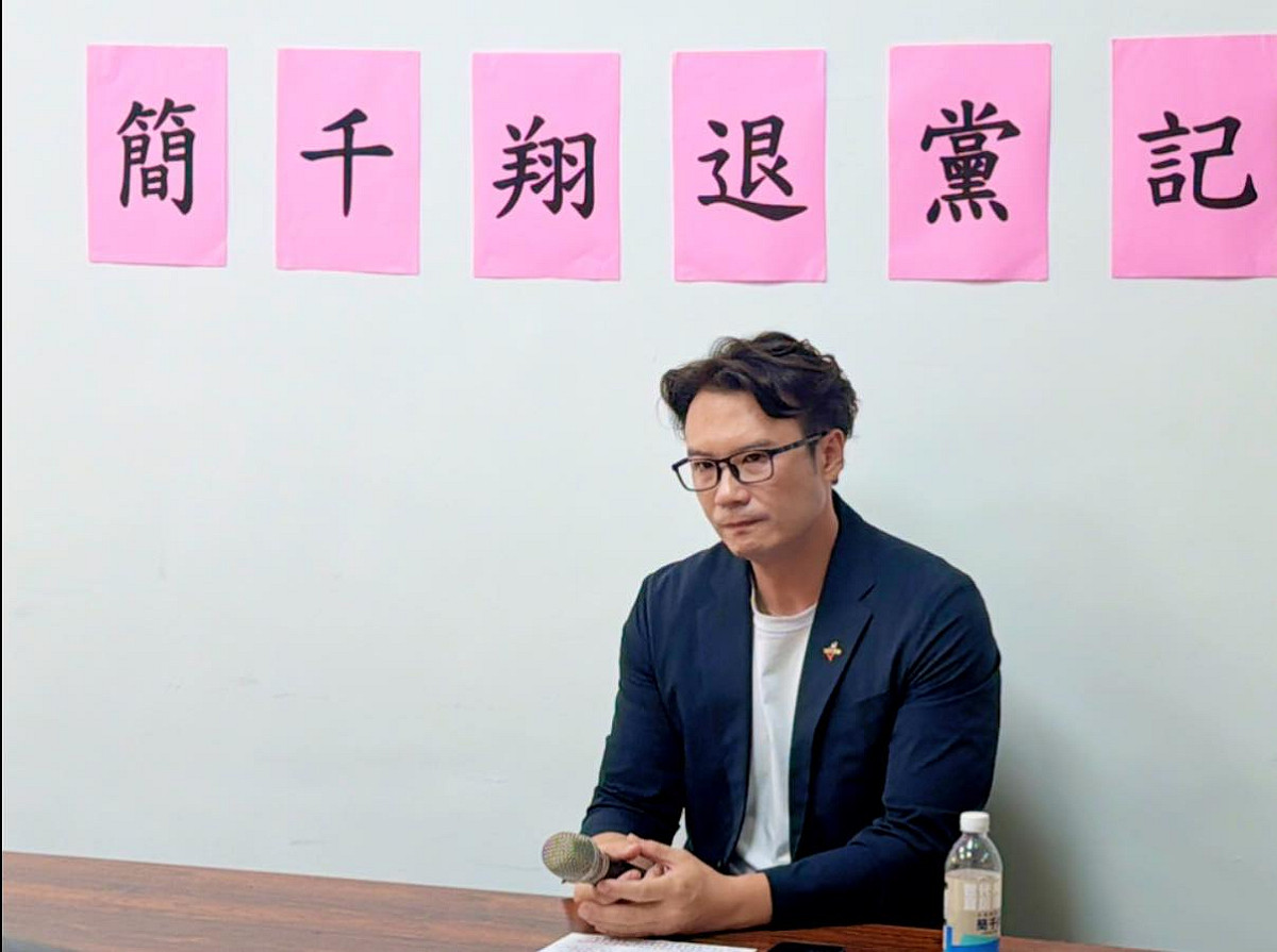 柯文哲貪污被判17年後，簡千翔開第一槍，宣布退出民眾黨，直言黨內運作模式，已「走鐘」到看人在辦事，張育萌指出，簡的退黨是典型的「小草覺醒」，成功走完悲傷五階段的案例。 圖：取自簡千翔臉書