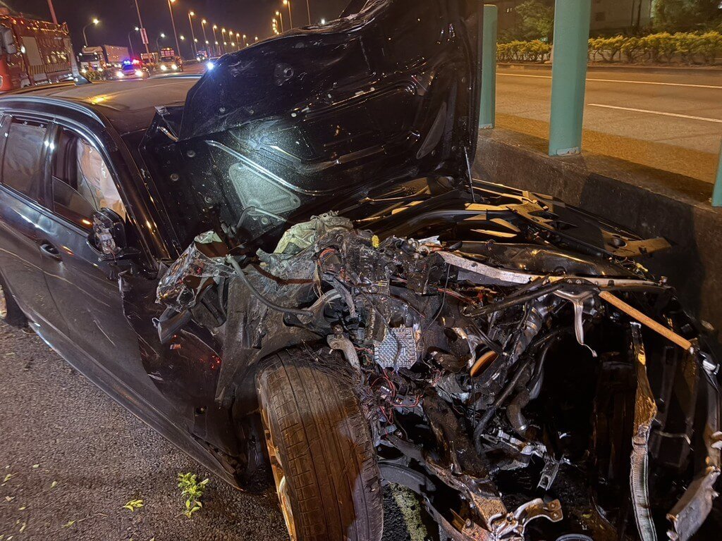國道8號台南市安定區路段側車道10日凌晨發生死亡車禍，自小客車追撞自小客貨車，造成自小客貨車駕駛OHCA（到院前心肺功能停止），送醫不治，自小客車駕駛不見蹤影。（台南市消防局提供）中央社記者張榮祥傳真　115年4月10日