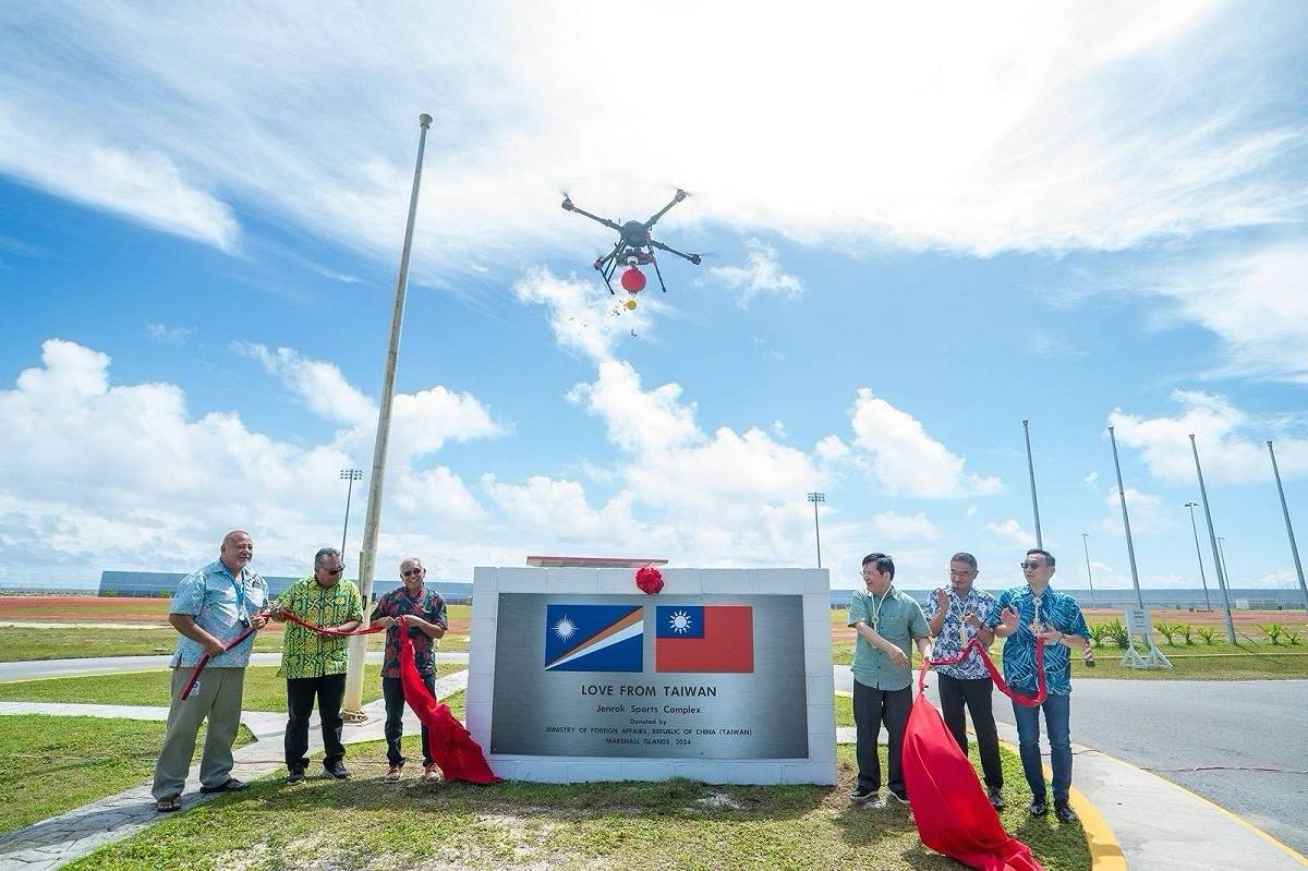 外交部長林佳龍（右三）與馬紹爾群島共和國教育、運動暨訓練部長蔡傑儒（Gerald Zackios，左三）、天然資源暨商務部長慕樂（Anthony Muller，左一）及參議員海尼（Wilbur Heine，左二）共同主持「密克羅尼西亞運動會田徑場揭牌儀式」。 圖：外交部提供