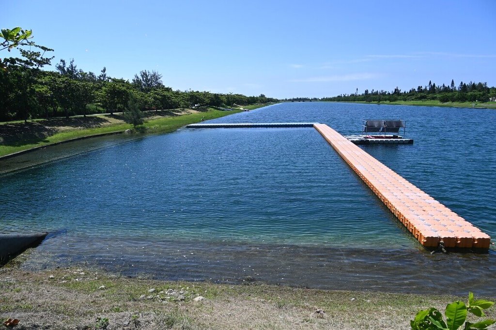 台東活水湖湖面碧綠清澈，非常適合拍攝美麗的湖景畫面。 圖：台東縣政府／提供