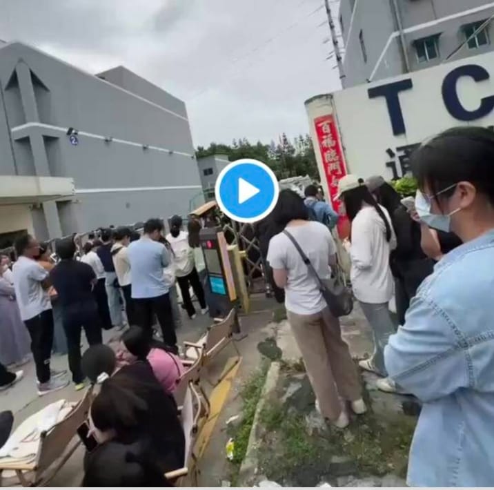 深圳市通測檢測公司突然停工，大批員工堵在門口不知該如何是好。 圖 : 影片截圖