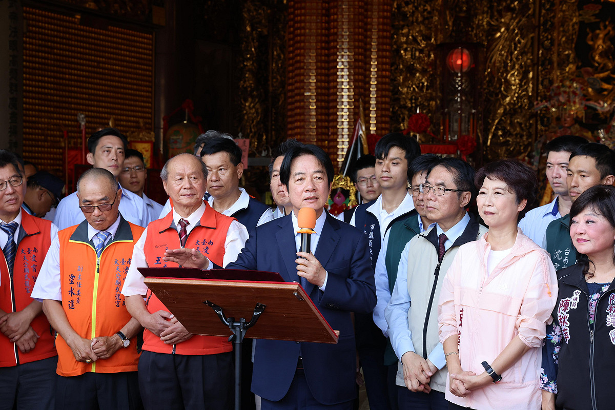 總統賴清德今日南下台南，前往北區西來庵、永康區大台南凌霄寶殿武龍宮及仁德區武德宮進行贈匾揭牌儀式，分別致贈「弘化益世」、「保境佑民」及「民生潤恩」匾額。 圖：台南市政府提供
