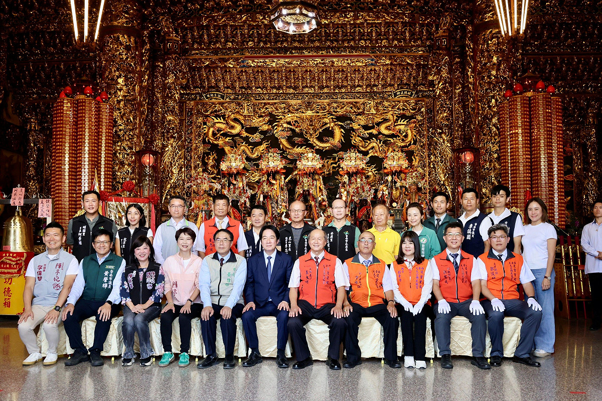 總統賴清德今日南下台南，前往北區西來庵、永康區大台南凌霄寶殿武龍宮及仁德區武德宮進行贈匾揭牌儀式，分別致贈「弘化益世」、「保境佑民」及「民生潤恩」匾額。 圖：台南市政府提供