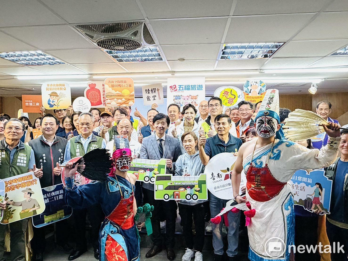 為推廣台南多樣的觀光資源與深度文化體驗，台南市政府觀光旅遊局推出全新觀光企劃「台南雙層巴士城市尋寶開箱Go！」，以「城市尋寶」為核心概念，規劃12條主題遊程，透過雙層巴士與在地體驗結合，帶領旅客從不同面向認識台南的多元樣貌。 圖：黃博郎／攝