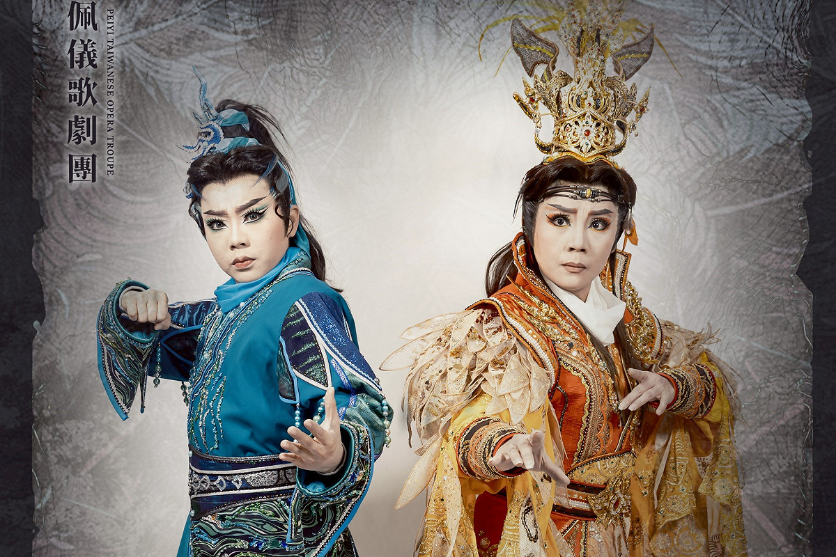 佩儀歌劇團團長林佩儀(右)攜手姿蓉歌劇團團長郭姿蓉(左)演出《婆娑鳥》。 圖：高雄市文化局/提供