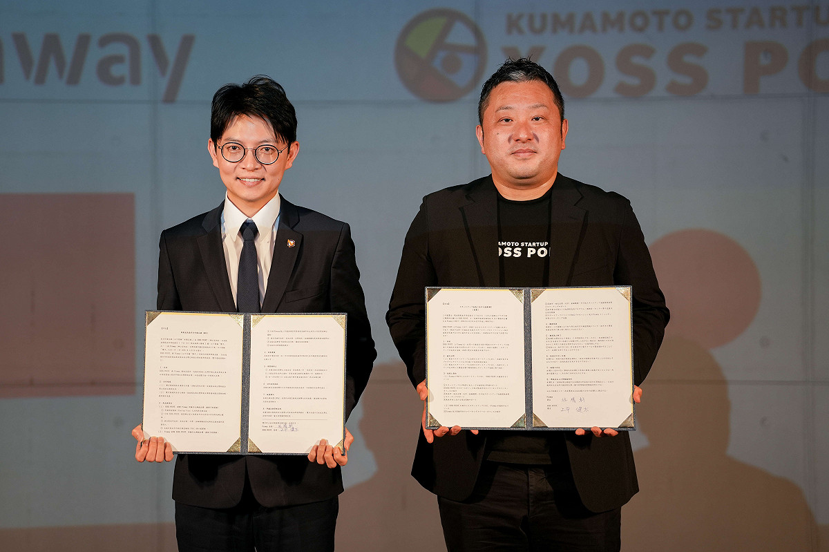 高雄市青年局長林楷軒(左)與熊本市XOSS POINT. 培育經理上平健太(右)簽署國際合作備忘錄。 圖：高雄市青年局/提供