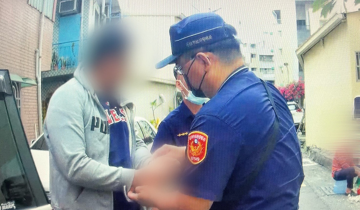 警方拘提林姓男子(左)到案。 圖：高市警前鎮分局/提供