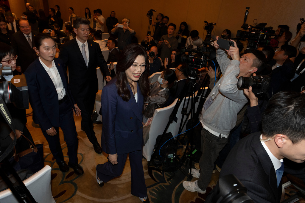 國民黨主席鄭麗文近日訪問中國，身邊女保鑣引發網友熱議。 圖：達志影像／美聯社