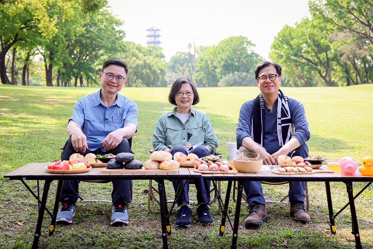 蔡英文(中)、陳其邁(右)合體賴瑞隆(左)在高雄果嶺公園野餐。 圖：賴瑞隆辦公室/提供