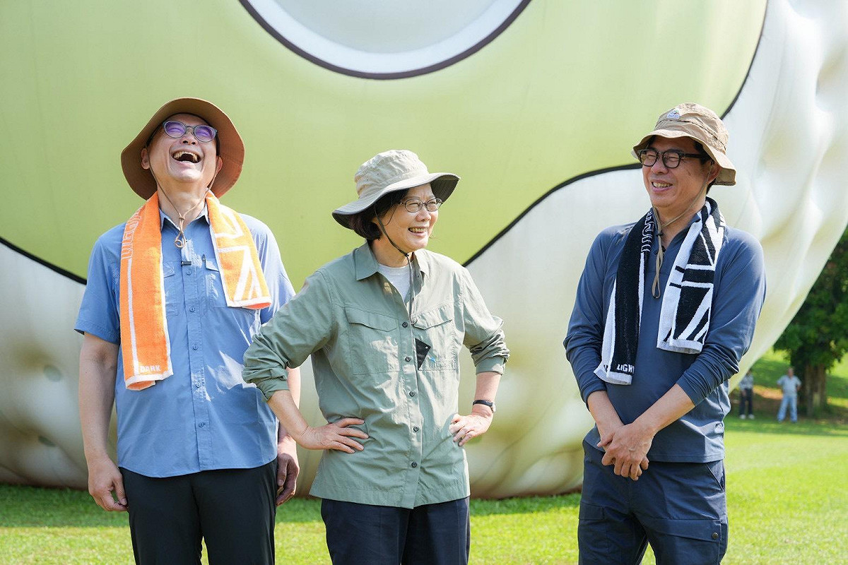 蔡英文(中)、陳其邁(右)及賴瑞隆(左)三人合體互動。 圖：賴瑞隆辦公室/提供