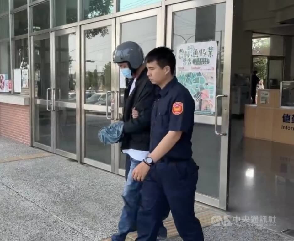 國道8號台南市安定區路段側車道10日發生自小客車追撞自小客貨車事故，客貨車駕駛送醫不治、趙姓自小客車駕駛（左）肇逃，至晚間才出面投案、11日訊後送辦。（翻攝相片）中央社記者張榮祥台南傳真 115年4月11日