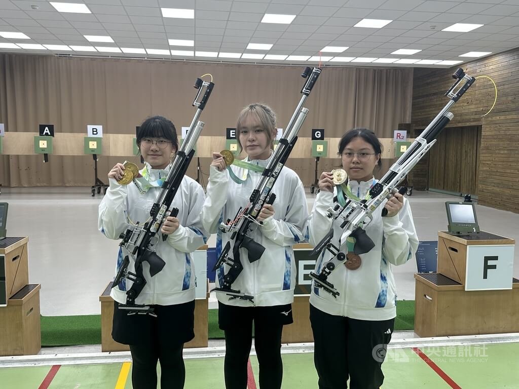 115全中運射擊賽事在公西靶場舉行，11日登場的女子10公尺空氣步槍女子團體賽，新北市光復高中靠著蔡婕穎（左）、林馨蕾（中）、陳靜（右）合力繳出1856.4分摘金。中央社記者黎建忠攝　115年4月11日