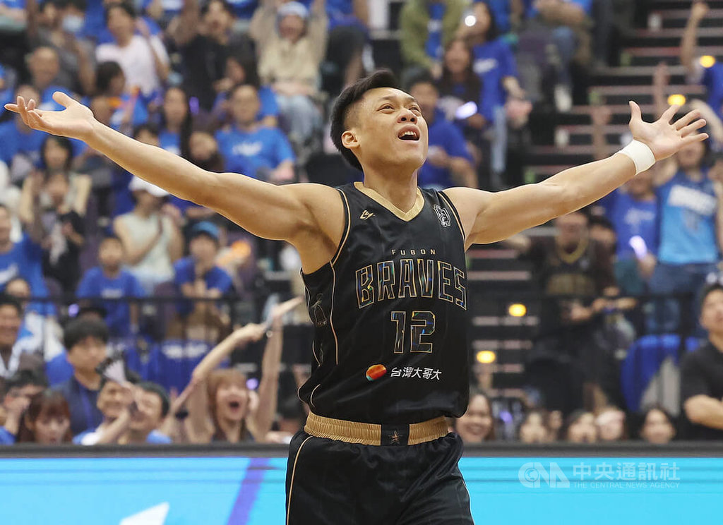 台灣職籃P.LEAGUE+ 台北富邦勇士球星「野獸」林志傑（圖）本季結束後將退役，11日在台北小巨蛋進行引退賽，上半場共拿下18分，助隊取得領先優勢。圖為林志傑三分球命中後在場上慶祝。中央社記者張新偉攝　115年4月11日