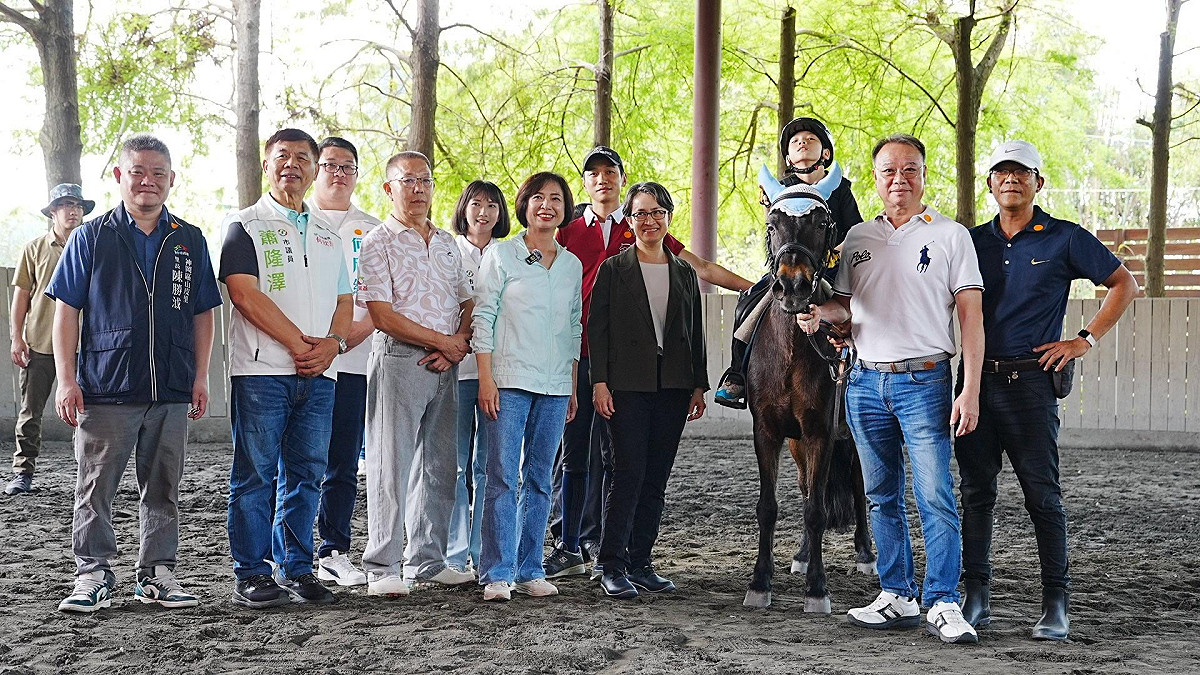一行人首站抵達神岡區靝氣馬場，深入了解自然馬術及適應性馬術運動的現況。 圖：何欣純服務處/提供