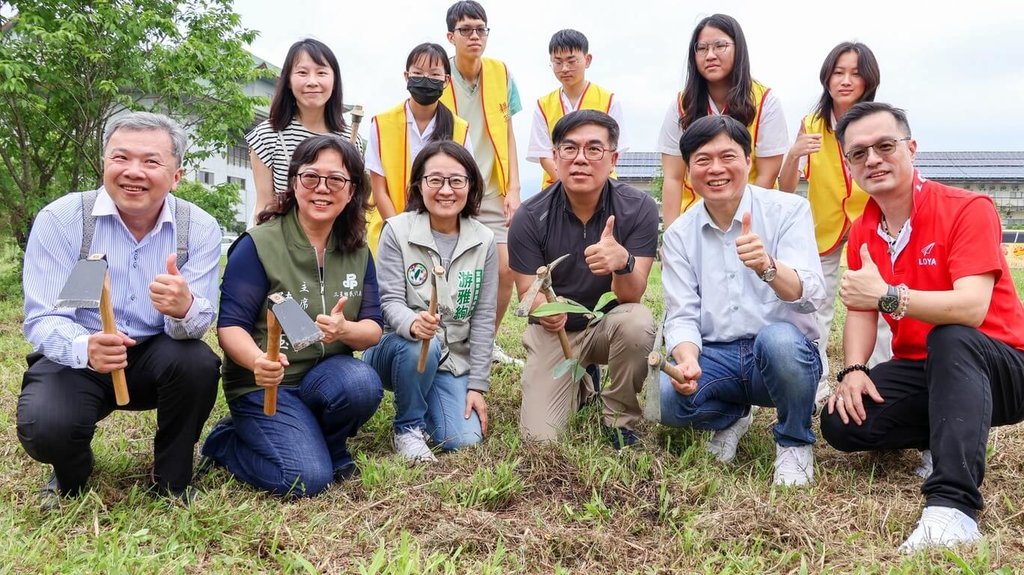 環境部長彭啓明（前右3）11日受邀前往耕莘健康管理專科學校宜蘭校區參加植樹活動時表示，推動種樹是總統賴清德特別交辦給環境部的新任務，希望跳脫種樹只為了綠美化的傳統思維，而是要以氣候變遷調適為目的。（民進黨宜蘭縣長參選人林國漳辦公室提供）中央社記者沈如峰宜蘭縣傳真　115年4月11日