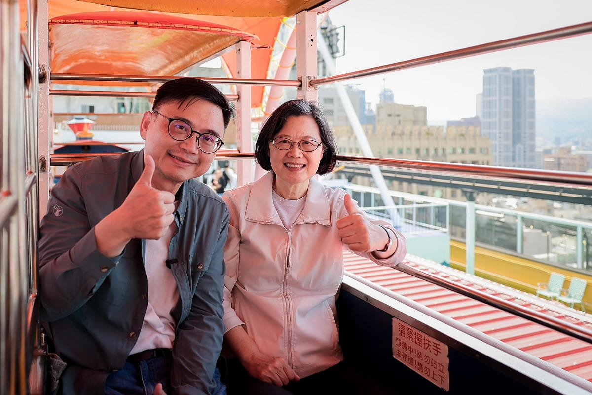 賴瑞隆(左)陪同蔡英文(右)搭乘「單軌列車」，自空中飽覽高雄美麗市容。 圖：賴瑞隆辦公室/提供