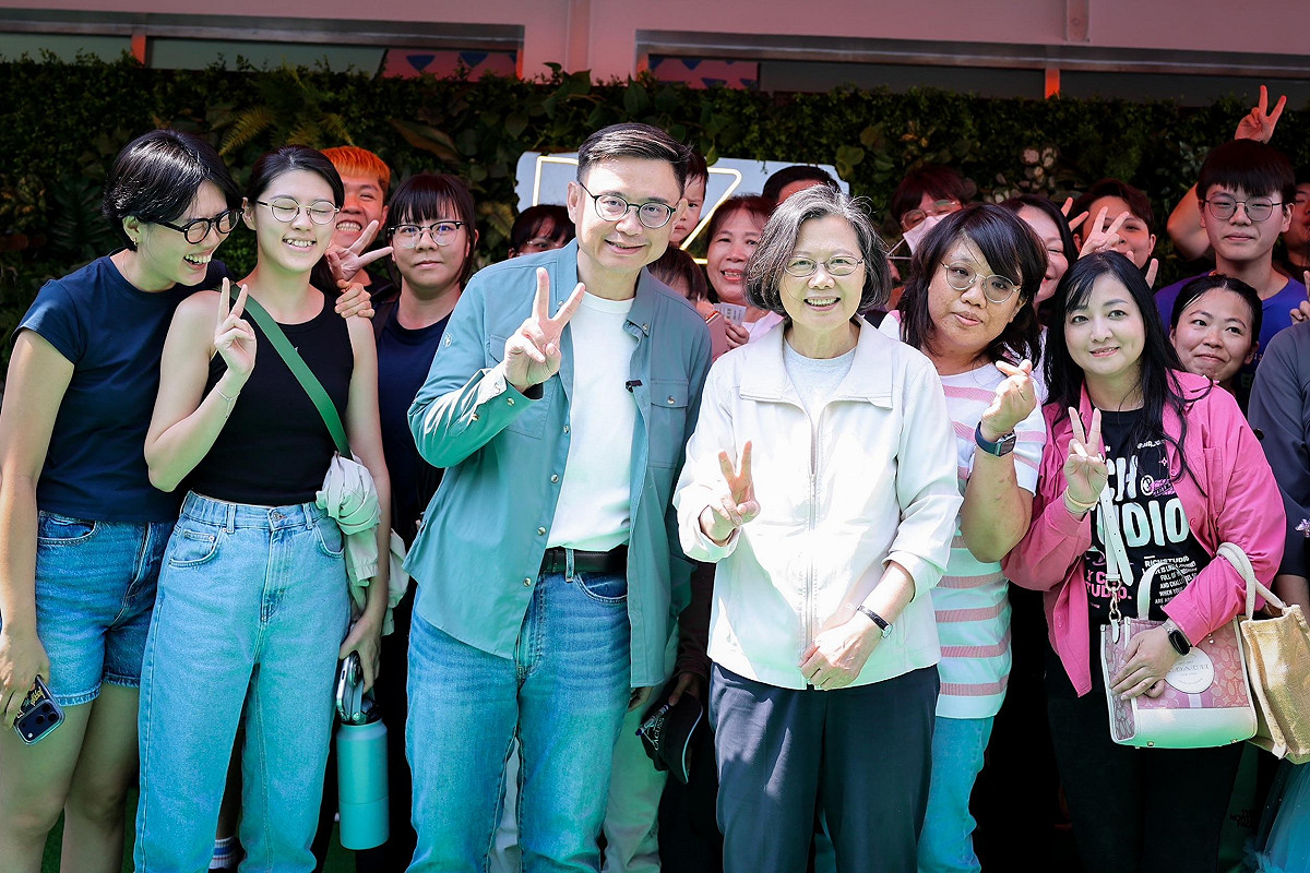 民眾爭相與蔡英文(前右)合照。 圖：賴瑞隆辦公室/提供