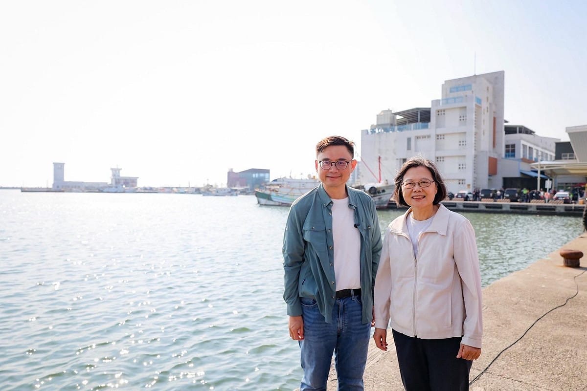 賴瑞隆(左)陪蔡英文(右)驗蚵仔寮漁港的魅力。 圖：賴瑞隆辦公室/提供