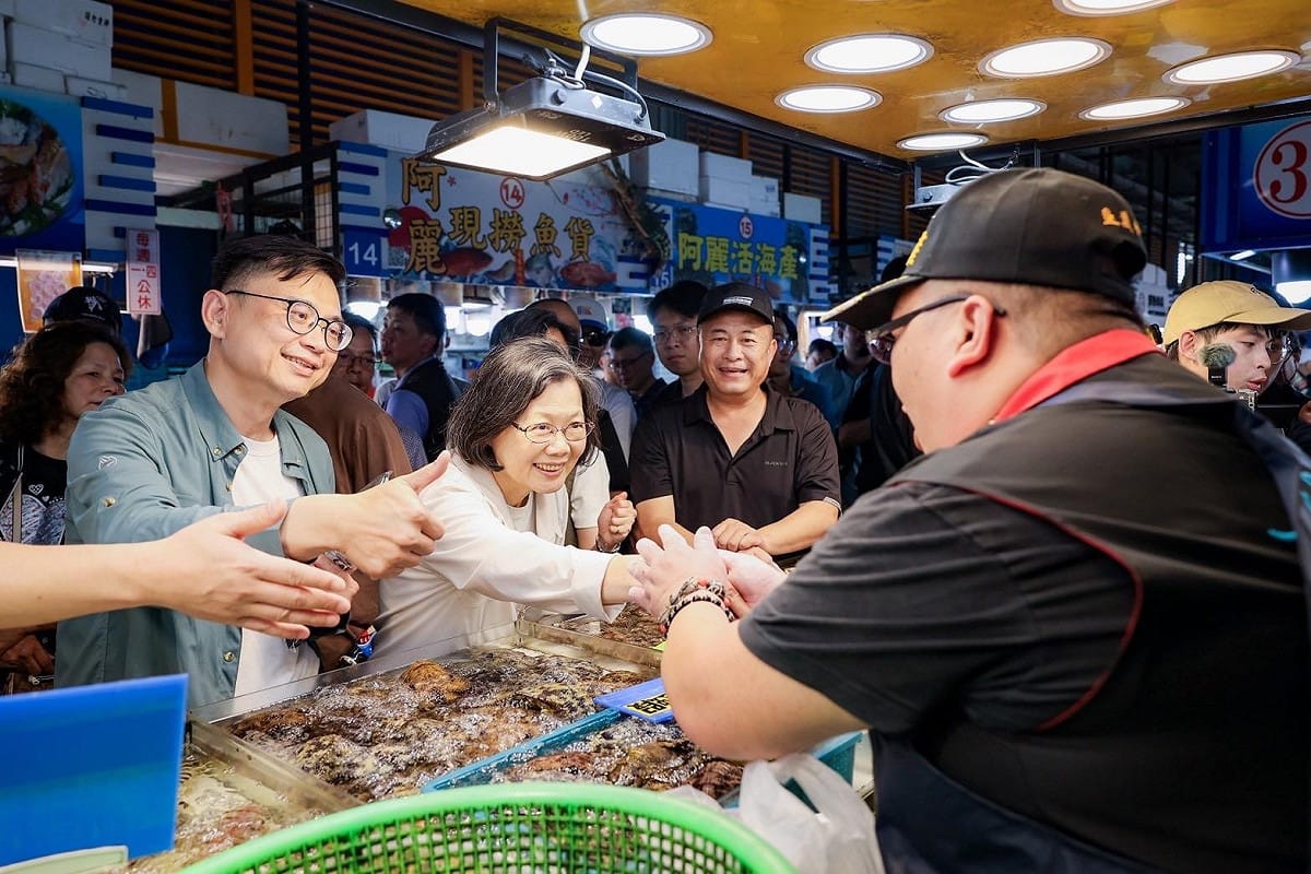 賴瑞隆(左一)陪蔡英文(左二)在蚵仔寮漁市場採買魚貨，攤商除熱情招呼。 圖：賴瑞隆辦公室/提供