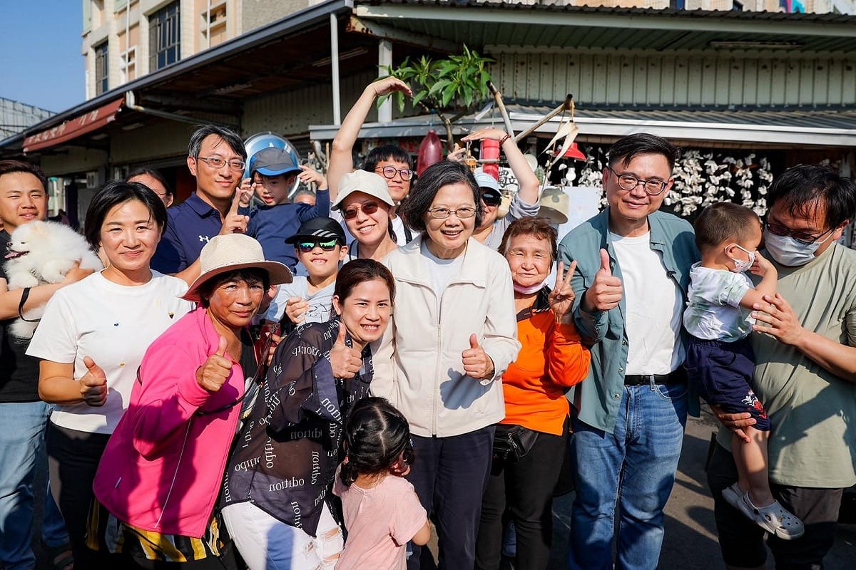 蔡英文(中)現身蚵仔寮漁市場，吸引民眾爭相合影。 圖：賴瑞隆辦公室/提供