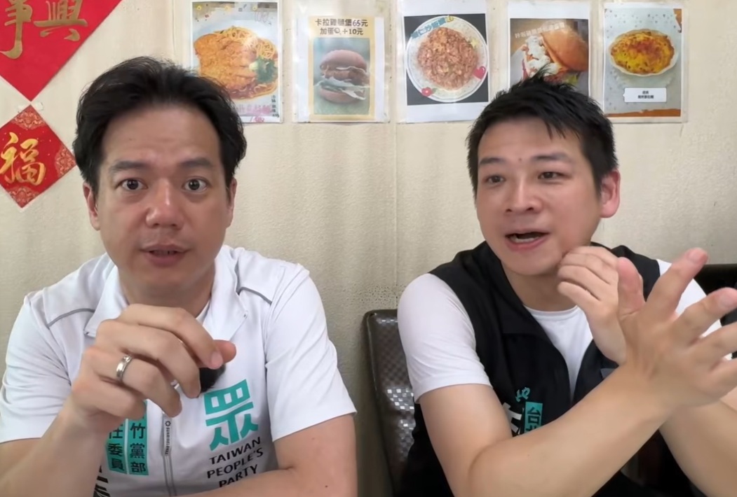 新竹副市長邱臣遠（圖左）陪同民眾黨市議員擬參選人許甫（圖右）於台北市的草埔市場掃街。 圖：擷取自邱臣遠臉書
