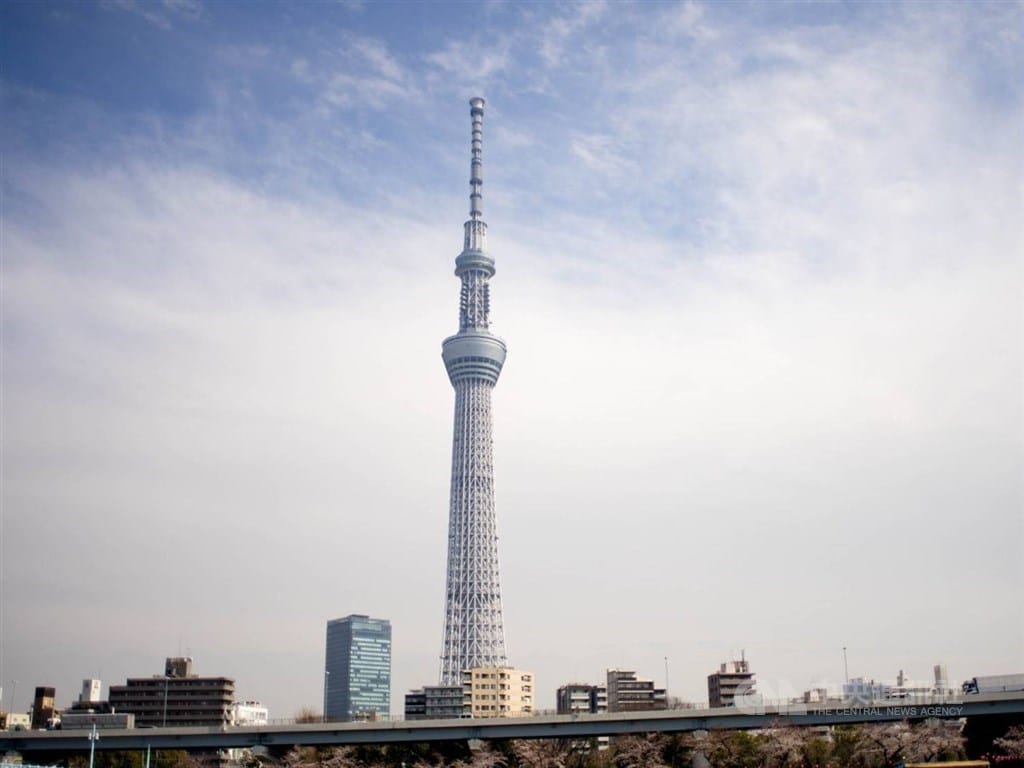 去年10大熱門旅遊航點前3名為東京、首爾、大阪，其中，東京長年霸榜第一，圖為東京晴空塔。 圖：中央社檔案照片