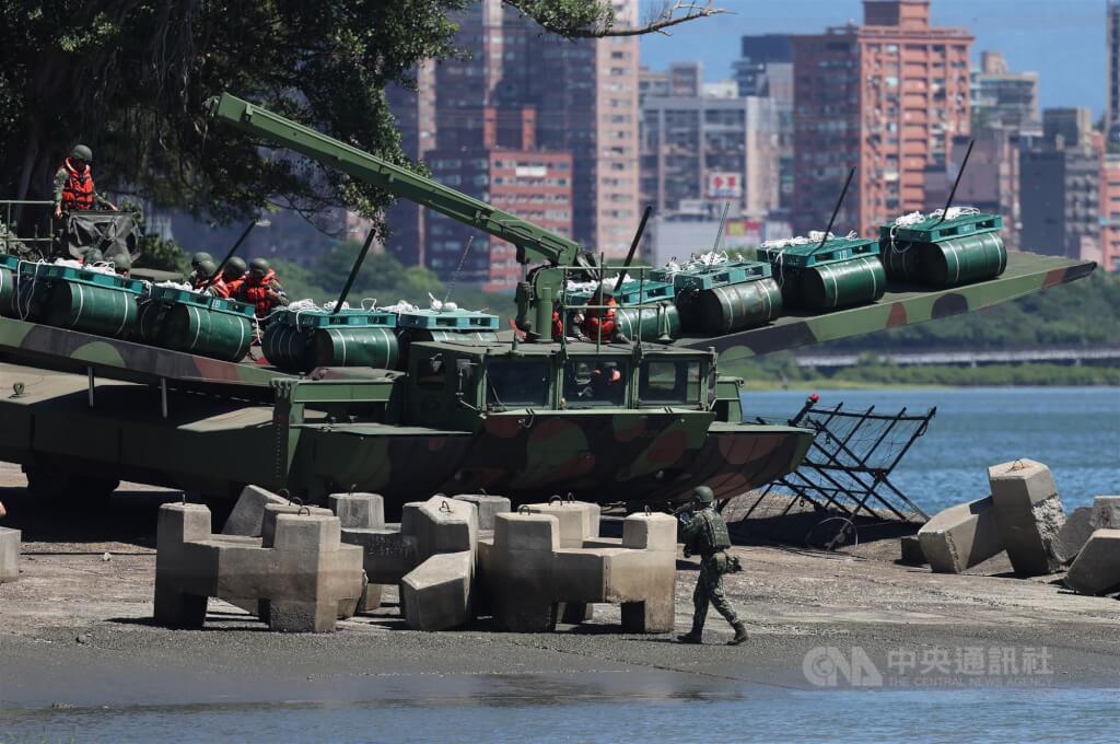 2024年7月國軍漢光40號實兵演習，國軍在淡水河進行河道阻絕設置，於河岸上進行整備。 圖：中央社檔案照片