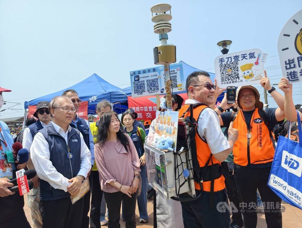 白沙屯媽祖進香活動12日深夜將登轎啟程，交通部政務次長陳彥伯（前左1）在台鐵白沙屯站外發送勇字車票和保平安貼布，氣象署也首次推出行動氣象儀同行，即時掌握沿途天氣。 圖：中央社提供