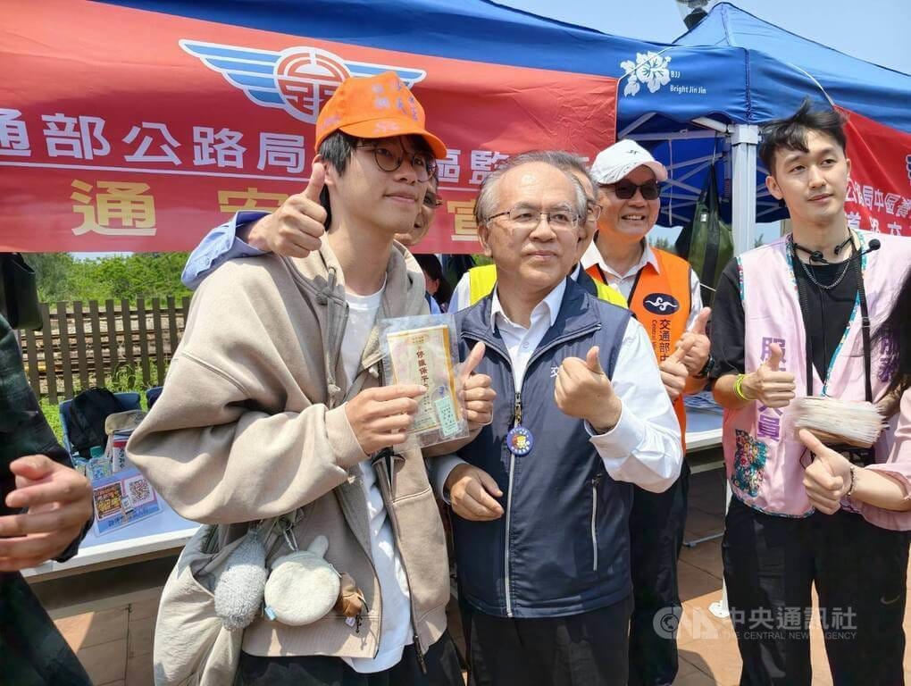 白沙屯媽祖進香活動12日深夜將登轎啟程，交通部政務次長陳彥伯（前右）在台鐵白沙屯站外發送勇字車票和保平安貼布，為香燈腳應援、祝福，吸引許多民眾前來索取。 圖：中央社提供
