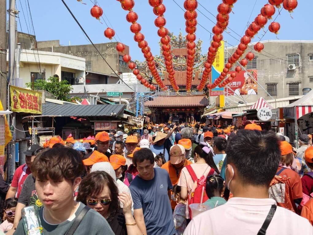 苗栗縣通霄鎮白沙屯拱天宮媽祖徒步往北港進香活動12日深夜將登轎啟程，大批香燈腳、信眾自上午陸續湧入白沙屯地區，拱天宮周邊道路滿是人潮。 圖：中央社提供
