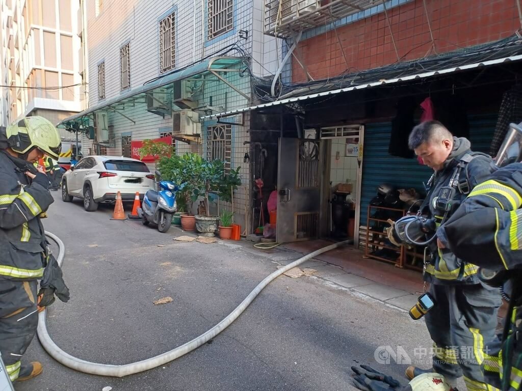 新北市三重區12日清晨發生氣爆，警消迅速到場布水線搶救，23歲陳姓女子燒燙傷送往台北市馬偕醫院急救，無生命危險。（翻攝照片）中央社記者王鴻國傳真　115年4月12日